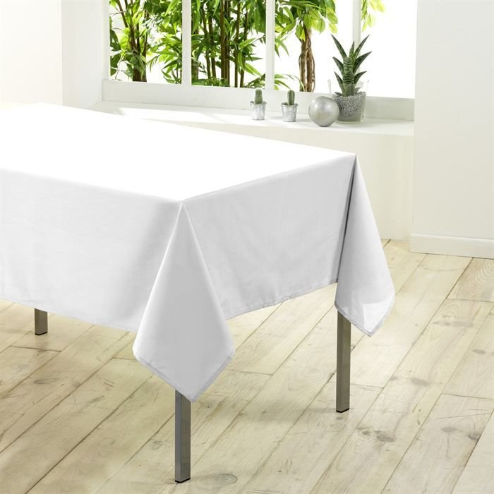 Nappe de table TAPHOS en satin coton peigné, soigneusement posée sur une table.